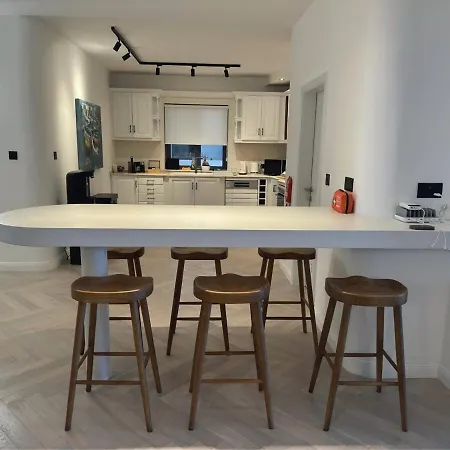 Διαμέρισμα Stunning Seafront Apartment, Panoramic Sea Views *