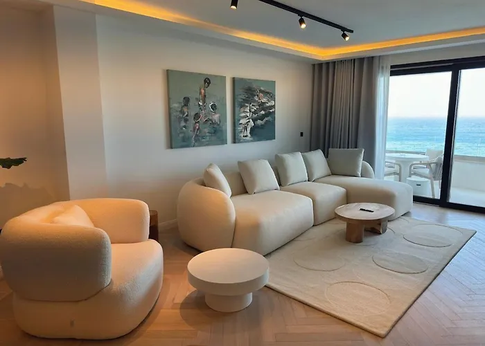 Stunning Seafront Apartment, Panoramic Sea Views * San Ġiljan