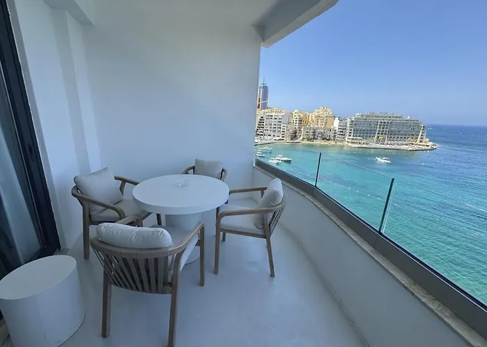 Stunning Seafront Apartment, Panoramic Sea Views San Ġiljan