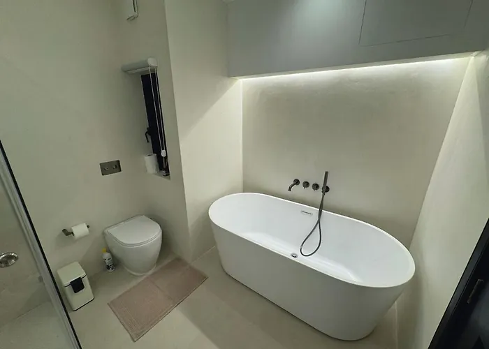 Stunning Seafront Apartment, Panoramic Sea Views San Ġiljan