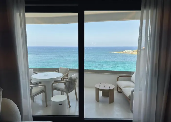 Apartament Stunning Seafront Apartment, Panoramic Sea Views