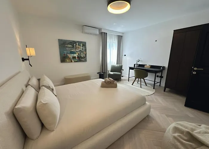 Stunning Seafront Apartment, Panoramic Sea Views Apartament