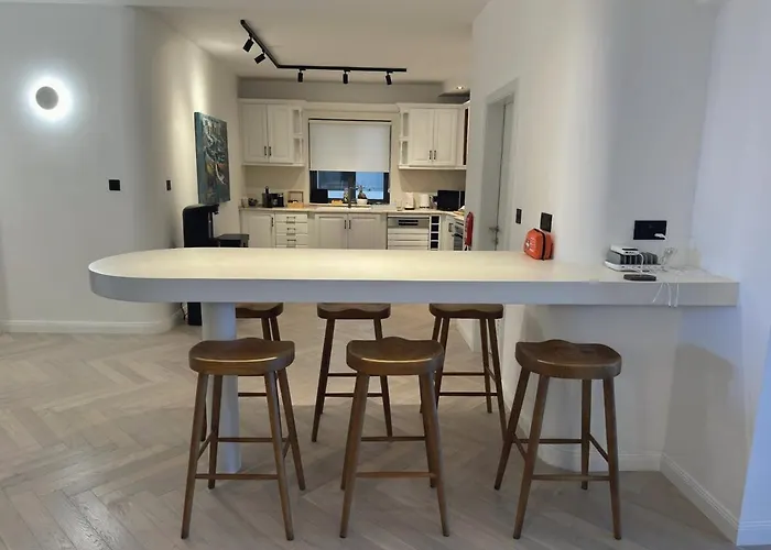 Apartman Stunning Seafront Apartment, Panoramic Sea Views *