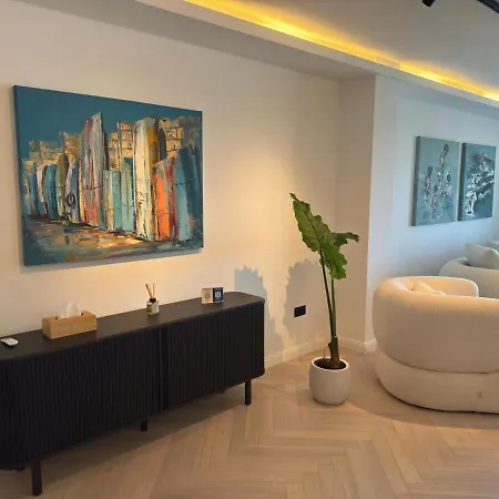 Stunning Seafront Apartment, Panoramic Sea Views Apartment *